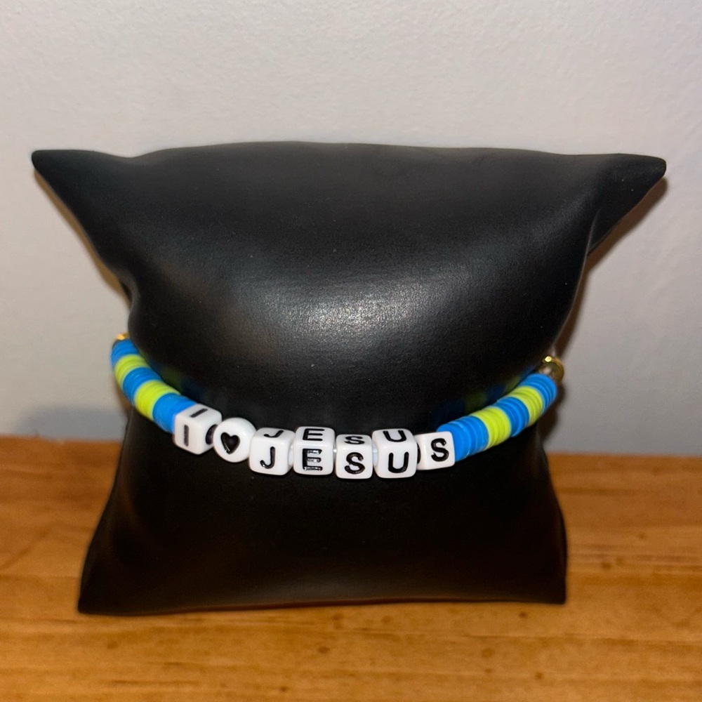 I ♥️ Jesus Heishi Bracelet - Picture 2 of 11